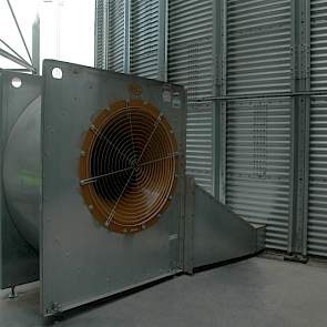 Met grote ventilatoren wordt het nieuw aangevoerde graan in de silo’s belucht.