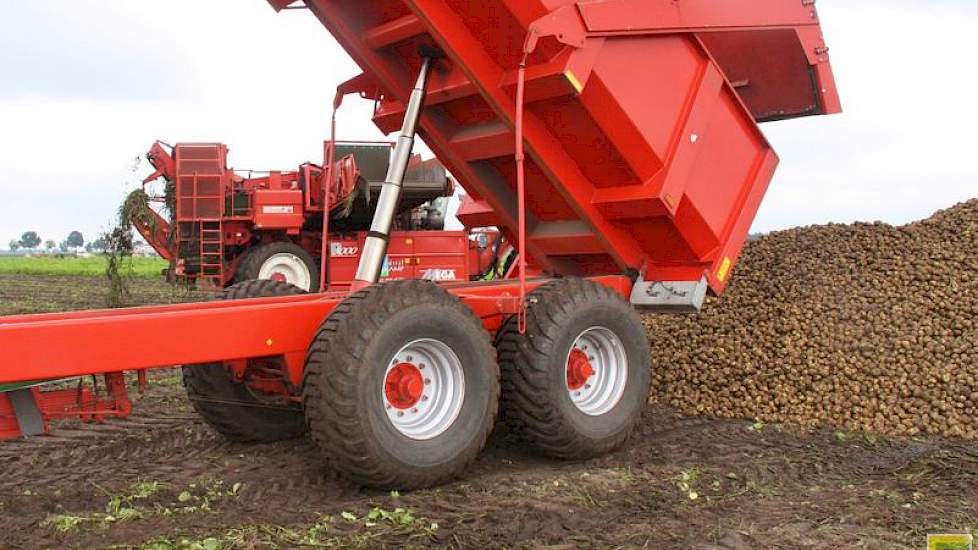 Het onderwatergewicht van de maandag gerooide zetmeelaardappelen bedraagt 477 gram en de eerste 248 ton bracht 46 ton per hectare op. Dekker is er blij mee.