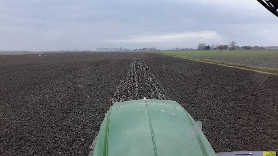 Op het akkerbouwbedrijf Westkapelhof ging gisteren de laatste wintertarwe de grond in.