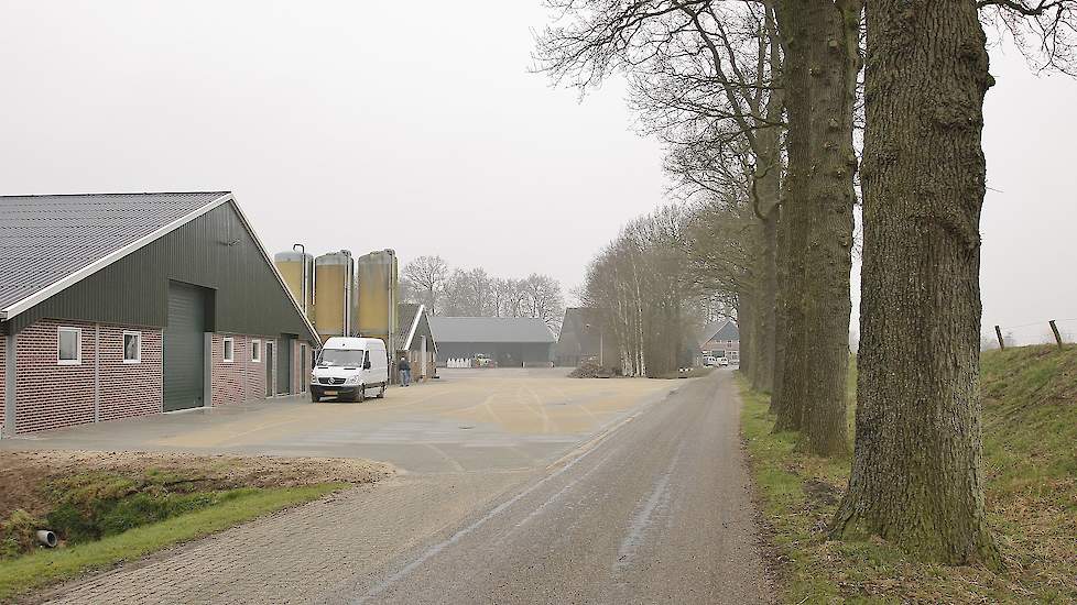 De voorkant van de nieuwe stal. Huisjes schakelde in 2009 om naar scharrelvleeskuikens nadat hun voerleverancier hen hiervoor had benaderd. „Eerst was ik sceptisch, maar nu ben ik blij dat we toen zijn omgeschakeld  omdat we meer arbeidsvreugde hebben met