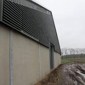 Door kleine openingen boven in de achterwand kan de geschoonde stallucht de stal verlaten.