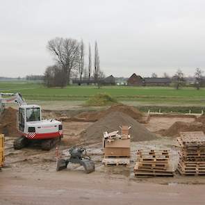 Tijdens het maken van de foto’s op maandag 11 januari was een kraanmachinist druk bezig met het uitgraven van de fundering voor zijn nieuwe huis. „In augustus van dit jaar hoop ik samen met mijn vrouw en zes kinderen te verhuizen vanuit Nieuw-Millingen na