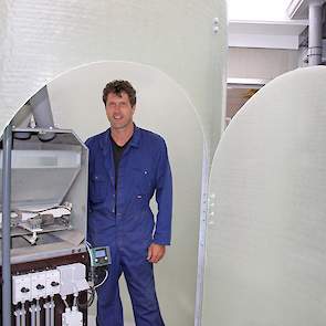 Gijs van Oosterhout (43) kan binnenkort supplementen om bijvoorbeeld de coccidiosedruk te verminderen door het voer mengen. „Ik vind het niks om altijd alles door het water te moeten mengen”, motiveert hij.