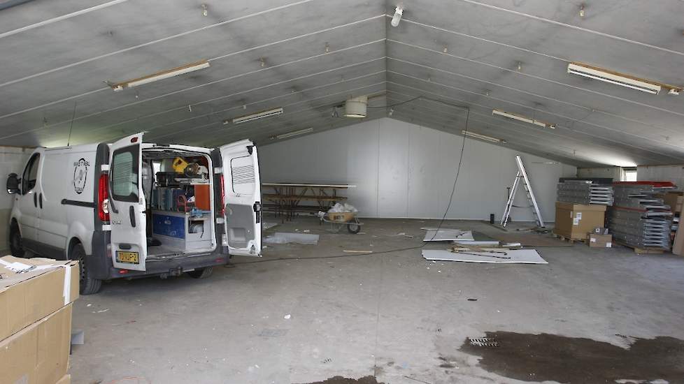 Deze ruimte in een voormalige scharrelstal wordt straks ingericht als het nieuwe eierlokaal. Tot voor kort hield Kievitsbosch 20.000 scharrelhennen in twee stallen. De leghennenhouders haalden een gedeelte van de inrichting van de kleinste stal ? waarin v