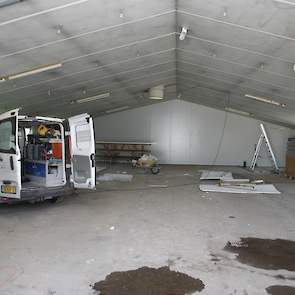 Deze ruimte in een voormalige scharrelstal wordt straks ingericht als het nieuwe eierlokaal. Tot voor kort hield Kievitsbosch 20.000 scharrelhennen in twee stallen. De leghennenhouders haalden een gedeelte van de inrichting van de kleinste stal ? waarin v