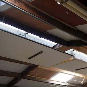 De vleeskuikenhouders werken in alle vier stallen met open nok ventilatie. Daardoor houden ze de elektriciteitskosten laag.