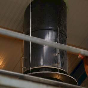 De pluimveehouders pasten de ventilatie van de stal aan van onderdruk naar gelijkdruk omdat er anders tocht ontstaat door de uitloopschuiven. „Onze eerste indruk is dat de ventilatie goed werkt. De hennen zitten ’s nachts niet in de tocht”, zegt Bertus.