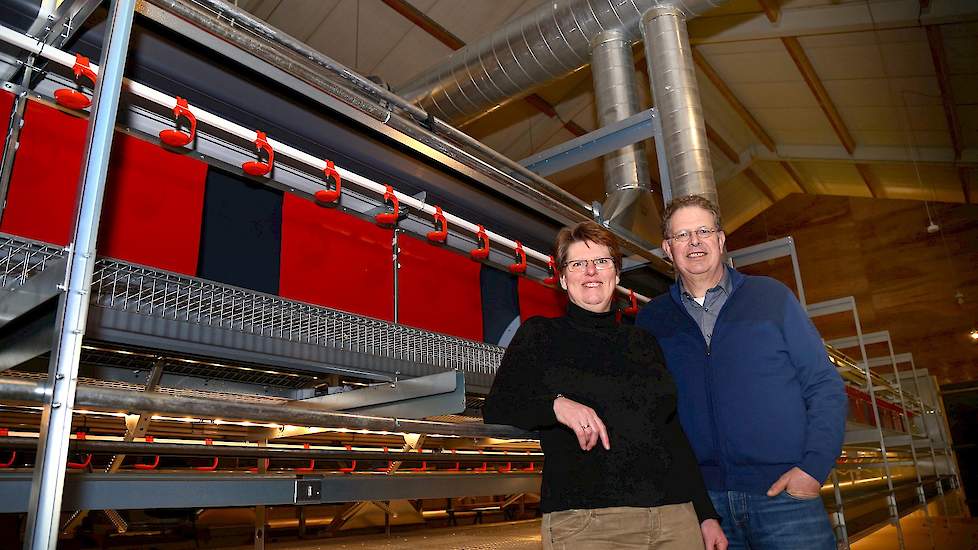 Marja en Wim de Vries in hun nieuw ingerichte biologische leghennenstal uit 2004. De Vries koos voor het Bolegg Terrace volièresysteem van Vencomatic. „In onze andere stal werken we sinds 2009 met dit volièresysteem. We zijn hier tevreden over en hebben i
