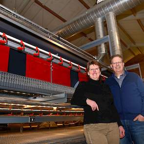 Marja en Wim de Vries in hun nieuw ingerichte biologische leghennenstal uit 2004. De Vries koos voor het Bolegg Terrace volièresysteem van Vencomatic. „In onze andere stal werken we sinds 2009 met dit volièresysteem. We zijn hier tevreden over en hebben i
