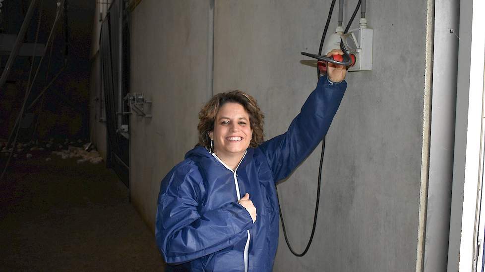 Wethouder Willemien Vreugdenhil verrichte de officiële handeling door de stekker in het stopcontract te  steken waardoor de meetapparatuur werd ingeschakeld (foto: Twan van der Slikke, Statiq Air).