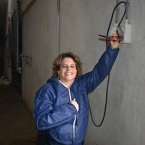 Wethouder Willemien Vreugdenhil verrichte de officiële handeling door de stekker in het stopcontract te  steken waardoor de meetapparatuur werd ingeschakeld (foto: Twan van der Slikke, Statiq Air).