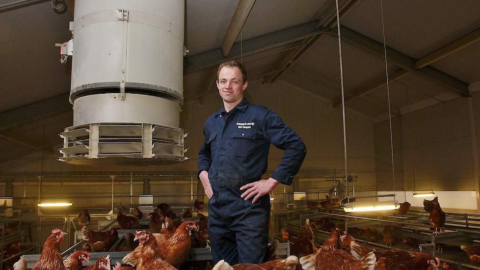 Teun van Maanen uit Scherpenzeel (GD) is zeer tevreden over gelijkdrukventilatie. In januari nam hij zijn nieuwe stal voor 19.850 biologische hennen in gebruik. „Ondanks de koude winter en hoewel de wintergarten van onze stal aan de noordoost kant zit, wa