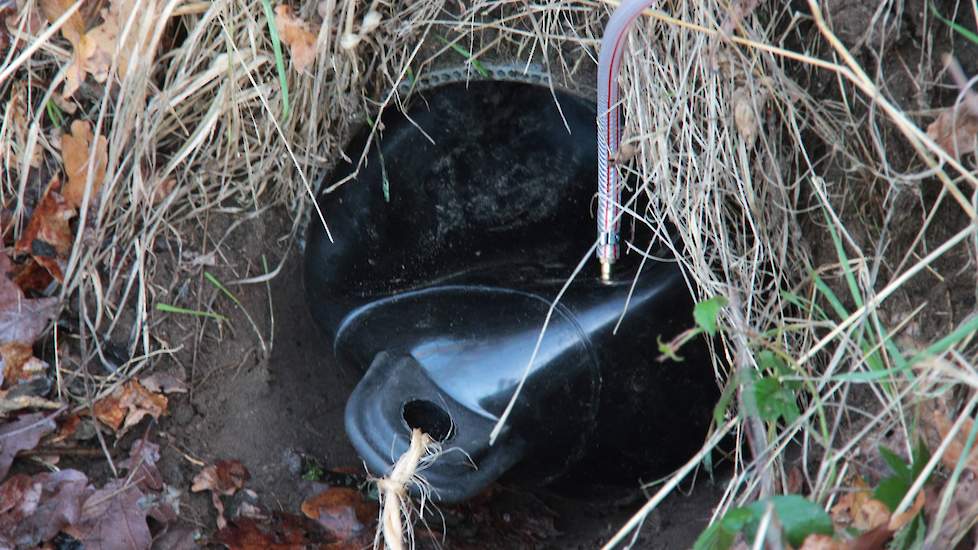 Waterschap Rijn en IJssel roept grondeigenaren als akkerbouwers en melkveehouders op om komende winter zo veel mogelijk regenwater vast te houden. Door het afsluiten van drainages en (gedeeltelijk) dichtzetten van duikers kan regenwater de bodem intrekken