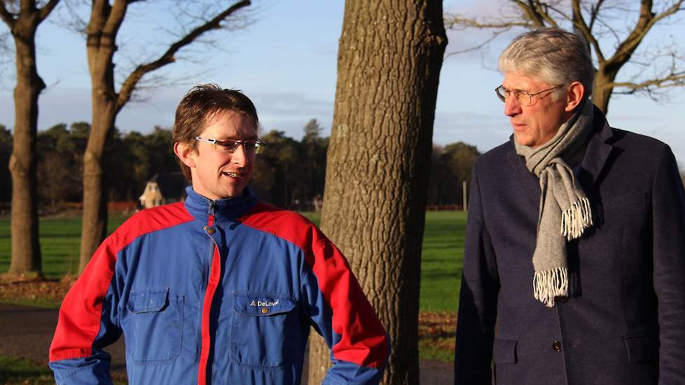 Hein Pieper (rechts op de foto), dijkgraaf van Waterschap Rijn en IJssel: „We hebben ons systeem altijd zo ingericht dat we water zo snel en goed mogelijk willen afvoeren. Nu is het ook van belang geworden om water te behouden voor een gebied. Zo kwam een