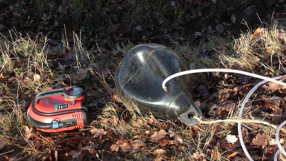 Om zoveel mogelijk water in het gebied te houden, stelt het waterschap duikerafsluiters ter beschikking en helpt indien nodig met plaatsen. Ook zijn de duikerafsluiters aan te vragen via de website. „Op de website van het waterschap kunnen we ook zien wat