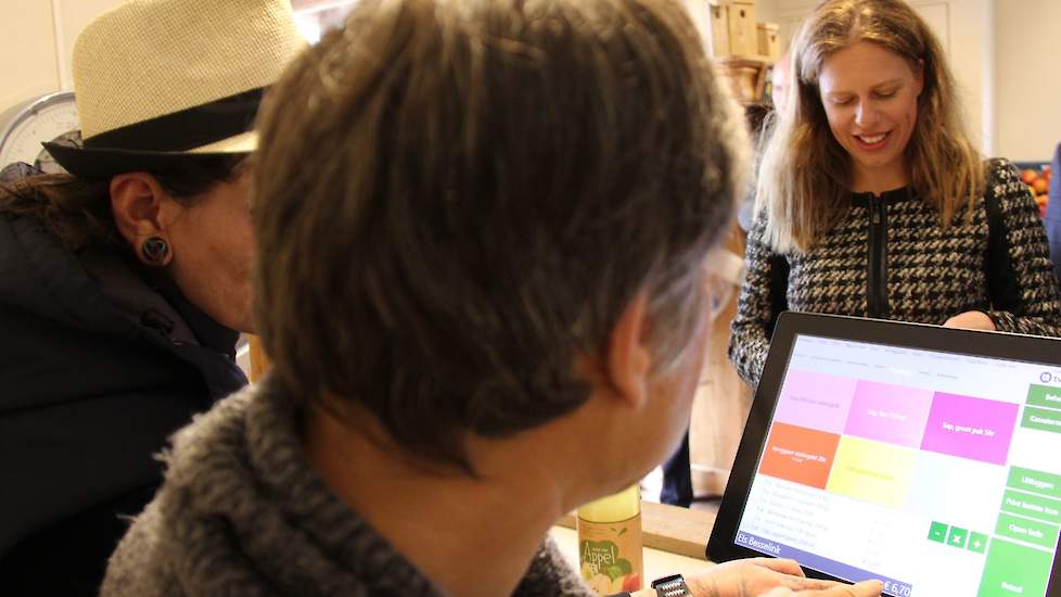 Schouten rekent de producten af die zij vanavond in een stoofpotje zegt te verwerken.
