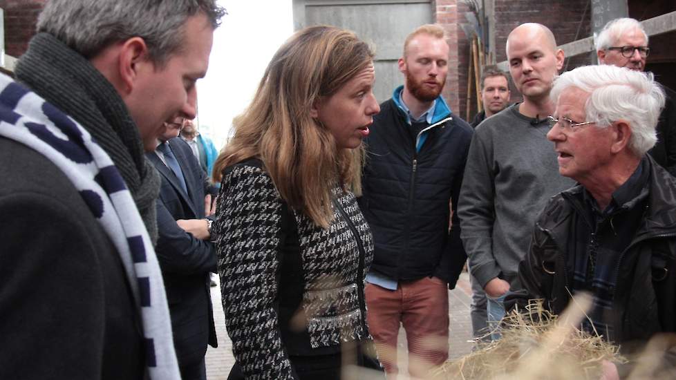 Ebbers senior (oom van Gert Jan) praat de minister bij over de kalveren die ze krijgen als ze twee weken zijn, en met een half jaar de wereld over gaan.