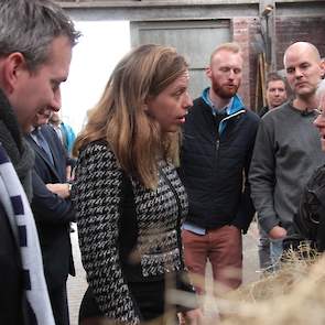 Ebbers senior (oom van Gert Jan) praat de minister bij over de kalveren die ze krijgen als ze twee weken zijn, en met een half jaar de wereld over gaan.
