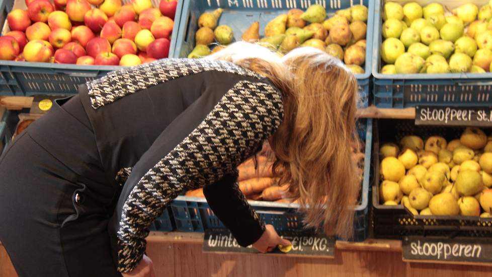 De minister plakt de stickers op alle Gelderse producten.