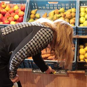 De minister plakt de stickers op alle Gelderse producten.