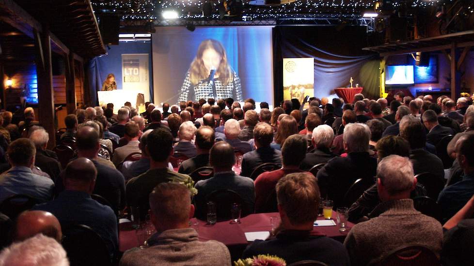 Minister spreekt een volle zaal Achterhoekse boeren toe.