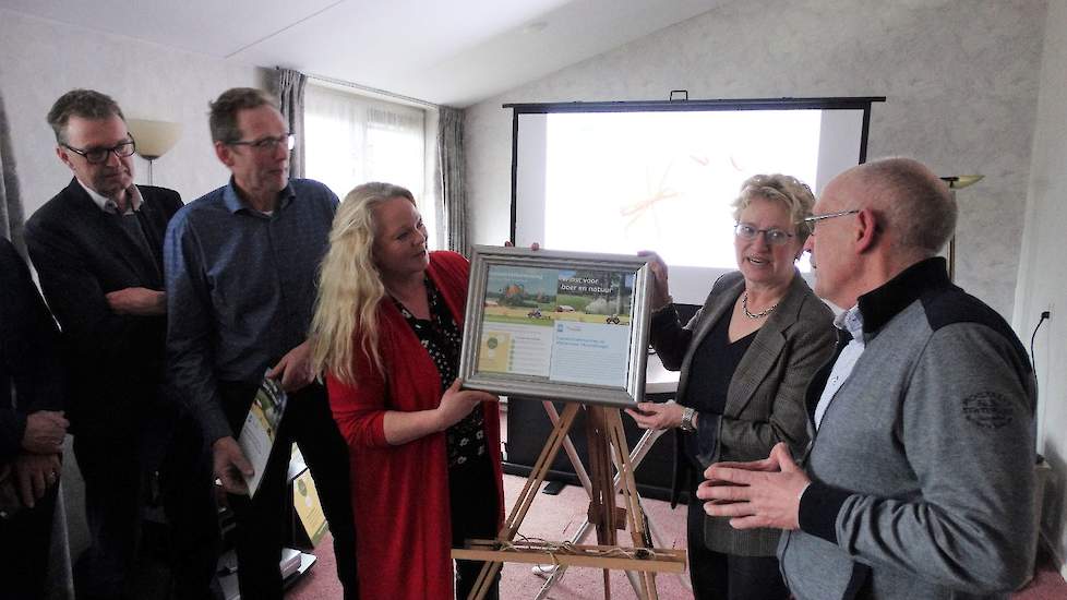Gedeputeerde Hester Maij (en portefeuillehouder Carla Evers van LTO Noord regio Oost) kregen van Tuten en Freriks een keurig ingelijst onderzoeksverslag met de resultaten van de proef en met tips voor boeren.