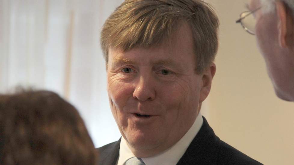 Koning Willem Alexander is in gesprek over de IJsseldelta. Burgemeester Koelewijn en Gedeputeerde Heideman ontbreken niet. Ook Cor Beekmans van Rijkswaterstaat is met vele collega’s aanwezig in Kampen.