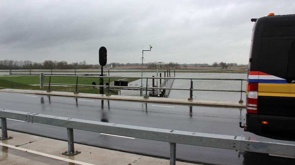 Door heel Nederland zijn op 34 plekken langs de grote rivieren maatregelen genomen. Het project in Kampen is uitgevoerd in opdracht van Rijkswaterstaat en de provincie Overijssel, in samenwerking met twaalf andere overheden in de regio, waaronder de gemee