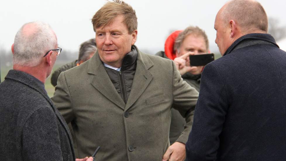 De Koning betreedt de Scheeresluis en neemt de instructies in ontvangst.