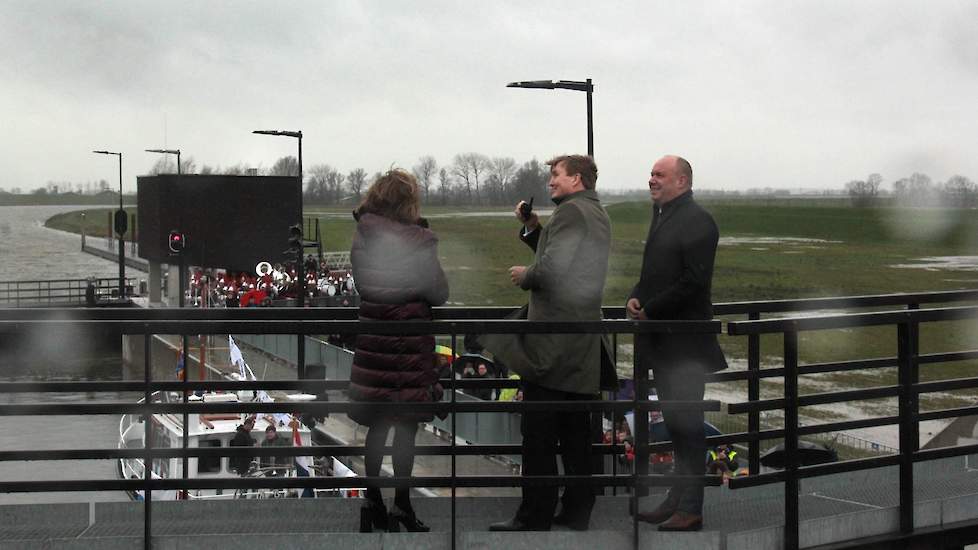In de verte rechts staat het Kamper Trompetterkorps op de natte kade om de feestelijkheid van muziek te voorzien.
