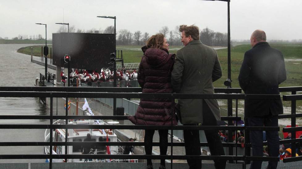 De koning en minister hebben een onderonsje.