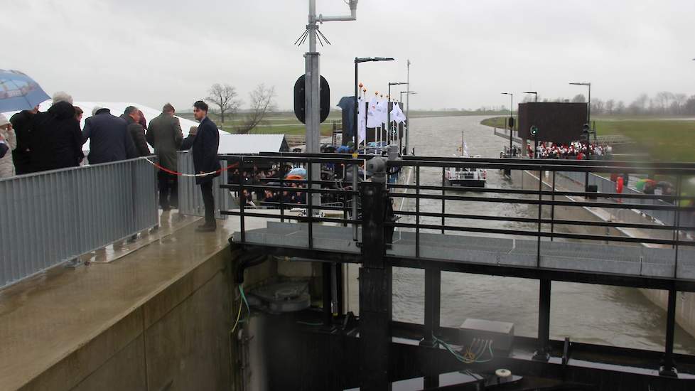 Terwijl de Koning afdaalt naar de feesttent, vaart de eerste boot van de IJssel de hoogwatergeul Reevediep in.