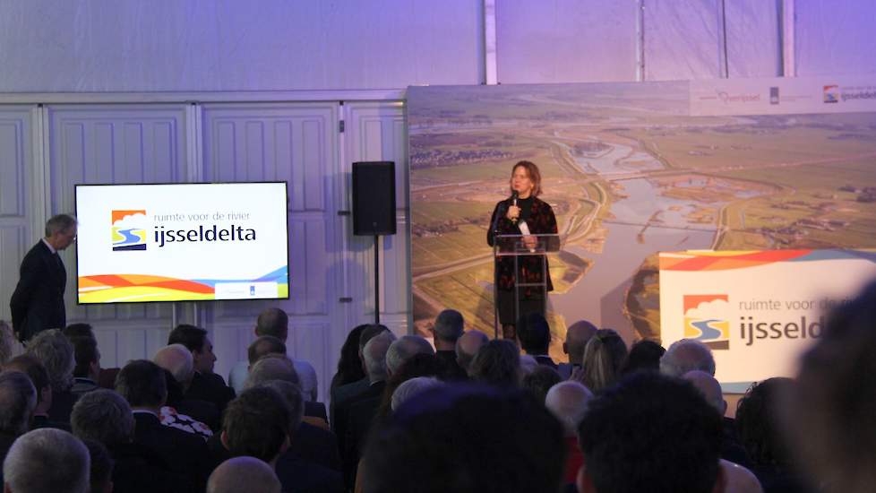 De minister blikt nog even terug op negen boeren ‘met een riek’ die plaats hebben moeten maken om Ruimte voor de Rivier te scheppen. De rieken zijn volgens haar vandaag vervangen voor gebaksvormpjes.