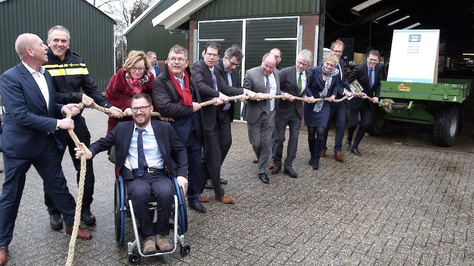 De burgemeesters van acht Achterhoekse gemeente, politie, de Commissaris van de Koning, LTO en andere partijen trapten zaterdag symbolisch het Keurmerk Veilig Buitengebied af door een kar te trekken.