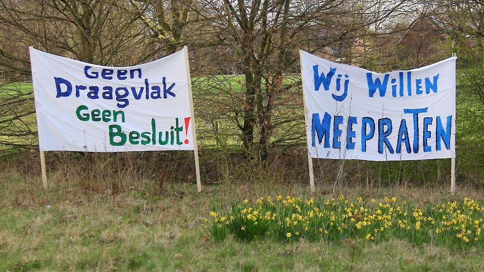 De protesterenden zijn niet tegen klimaatmaatregelen, maar zij wensen inspraak. Een actievoerder: „Had de gemeente maar net zo gecommuniceerd als met glasvezel, dan was iedereen op de hoogte geweest.”