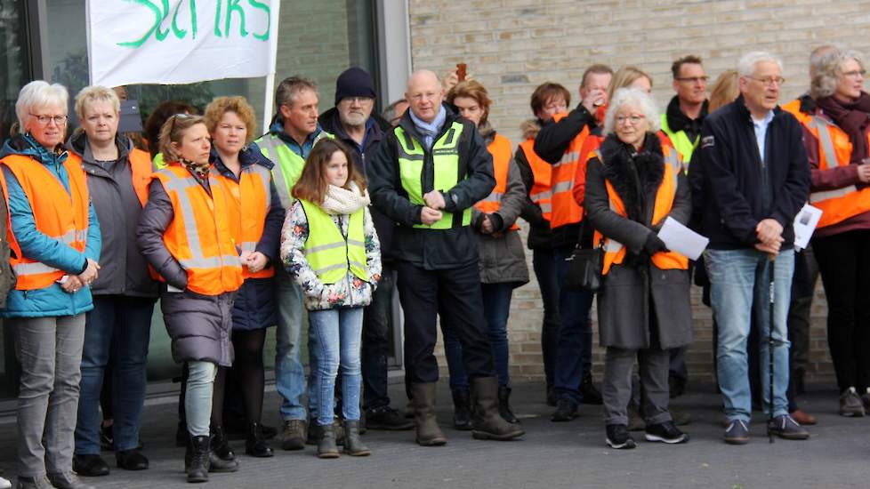 Een melkveehoudster uit Wolfersveen vindt het op z’n zachtst gezegd niet netjes dat zo’n besluit zomaar kan worden doorgedrukt. „En wie zegt dat kleinere windmolens niet een prima optie zijn?”