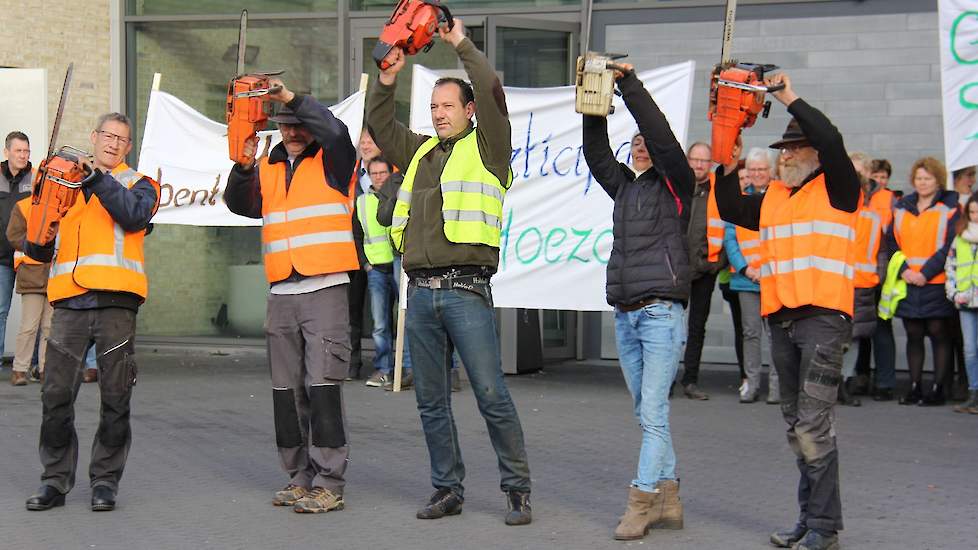 Om hun actie kracht bij te zetten, klinkt bij het gemeentehuis permanent het aanzwengelende geluid van windturbines. Motorzagen doen daar nog een schepje bovenop. (zie ook filmpje, geluid aan)