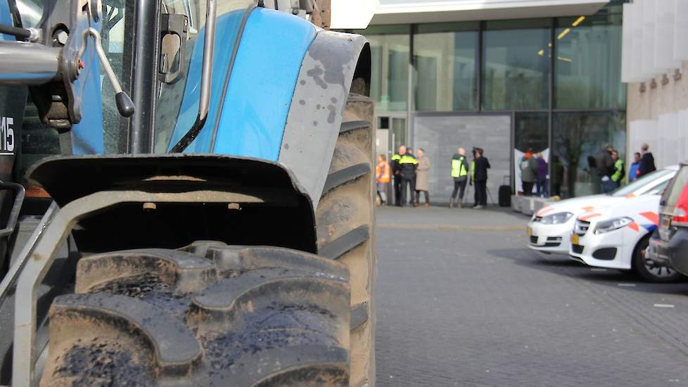 Hofman zegt dat alle dorpswerkgroepen een brief hebben gehad. Hij vraagt nu aan de Raad goedkeuring voor de plannen. Daarna zal volgens hem worden gekeken wat de mogelijkheden zijn en of alle opties moeten worden uitgevoerd; „Moeten we wel alle bronnen va