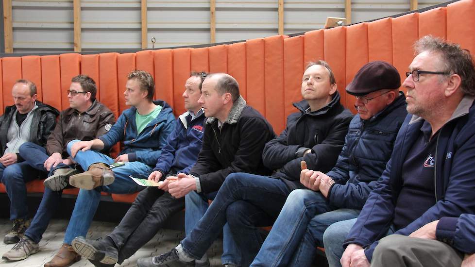 Ook melkveehouder Tom Gunnewijk uit Rekken (GD) is meer dan geïnteresseerd, onder andere omdat geen kunstmest nodig is. Omdat hij voorziet dat Topzuivel binnenkort vraagt om dit soort mengsels om melk van te produceren, probeert hij het vast uit op 4,5 he
