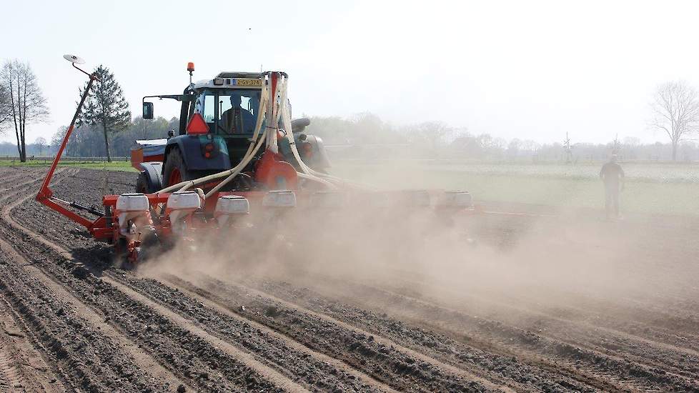 Het loonbedrijf heeft ook een 12-rijige machine.