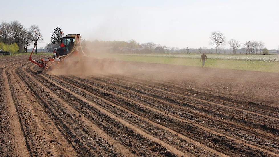 De machine moest nog even afgesteld worden, op zaaiafstand en -diepte.