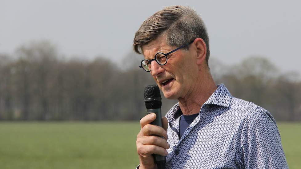 Jelle Hipma uit Friesland kwam uitleggen hoe hij het op zijn melkveehouderij met zijn zoons voor elkaar krijgt om vele weidevogels te hebben. Nest voor nest pakt hij de boel op voor het maaien en schudden.