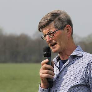 Jelle Hipma uit Friesland kwam uitleggen hoe hij het op zijn melkveehouderij met zijn zoons voor elkaar krijgt om vele weidevogels te hebben. Nest voor nest pakt hij de boel op voor het maaien en schudden.