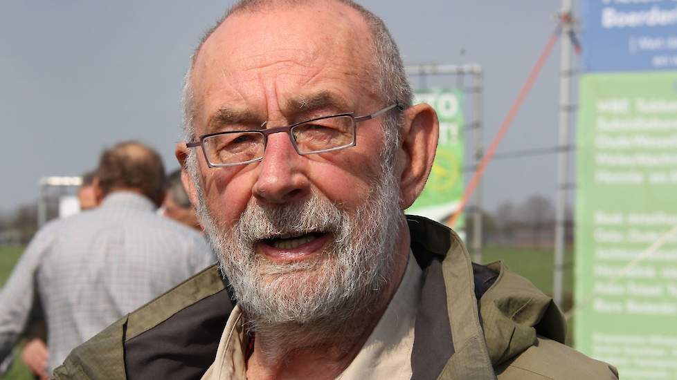 Cabaretier en vogelaar Hans Dorrestijn kwam op de uitnodiging van de vogelwerkgroep af en mocht prompt en onverwacht de drone besturen.