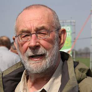 Cabaretier en vogelaar Hans Dorrestijn kwam op de uitnodiging van de vogelwerkgroep af en mocht prompt en onverwacht de drone besturen.