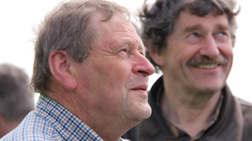 Melkveehouders Rob Scholten, Henk Hankamp en Hennie Blokhuis (op foto links) stelden hun land beschikbaar voor de dronevlucht.