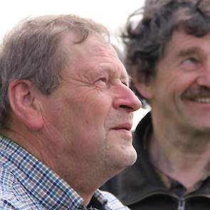 Melkveehouders Rob Scholten, Henk Hankamp en Hennie Blokhuis (op foto links) stelden hun land beschikbaar voor de dronevlucht.