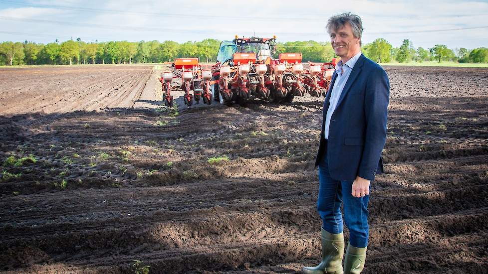 Heemraad Dirk-Siert Schoonman bij het perceel dat is ingezaaid en bemest met de nieuwe meststof.