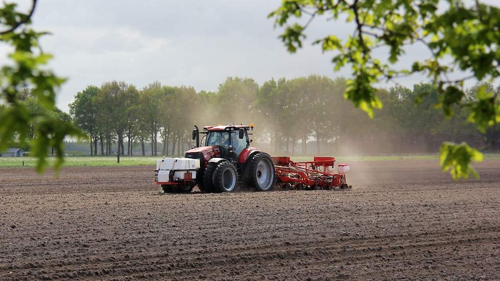 Fotoserie: Maïs zaaien en tegelijk bemesten met struviet uit riool