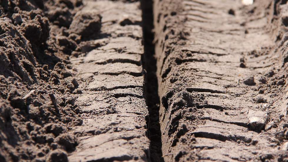 De dosering is 20 kg per hectare. Het granulaat wordt direct op het maïszaad aangebracht.